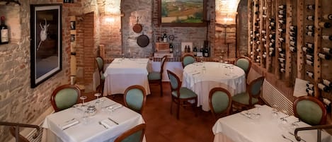 Breakfast, lunch, dinner served; Italian cuisine, garden views