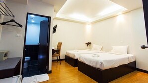 标准房 | 客房内保险箱、办公桌、免费 WiFi、床单