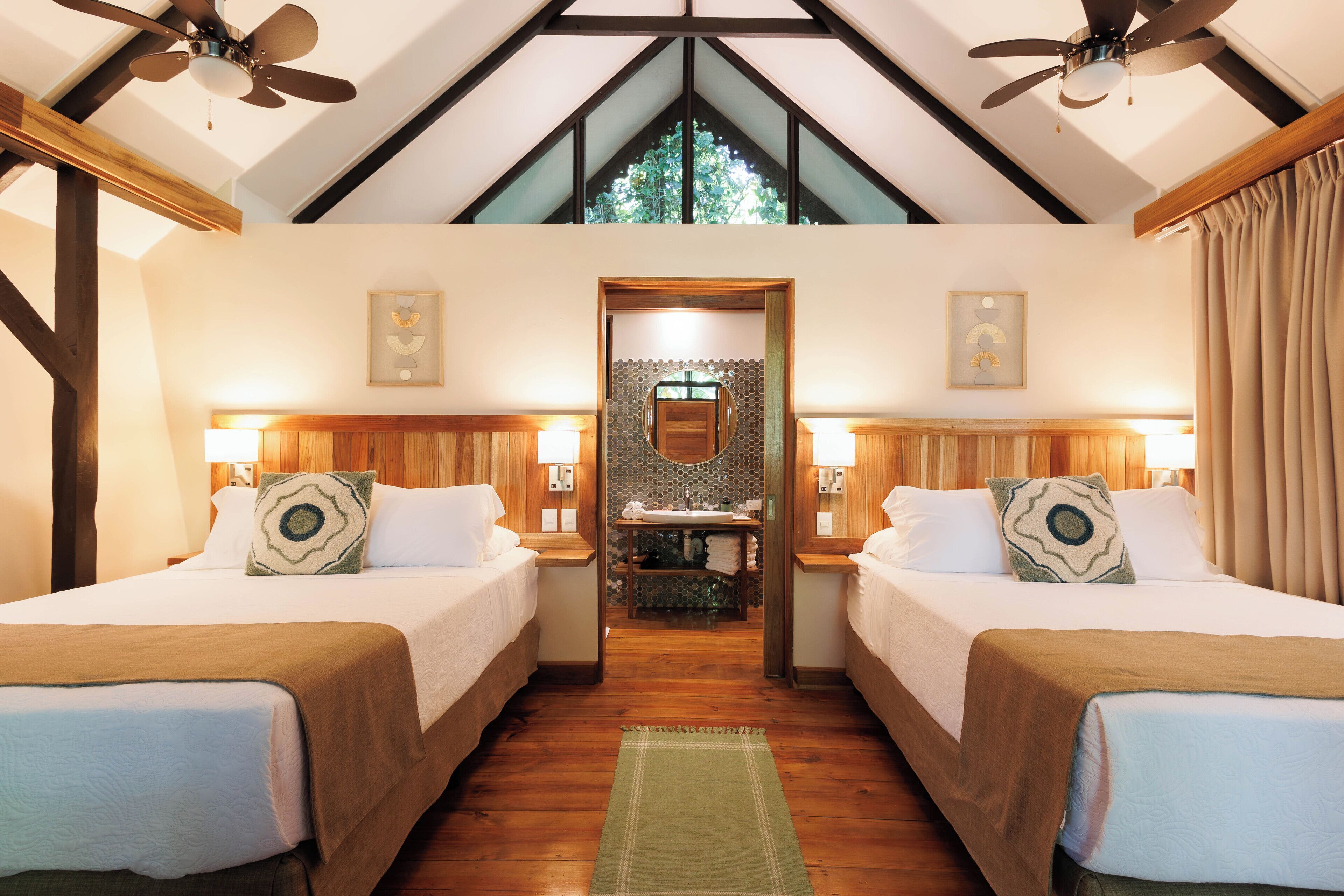 Bungalow – signature, 2 queensize-senger | Allergitestet sengetøy, safe på rommet og individuelt dekorert