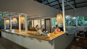 Reception - Almonds and Corals Boutique Hotel (Cahuita)