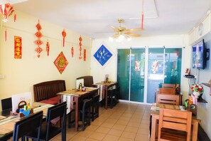 包含每日自助早餐