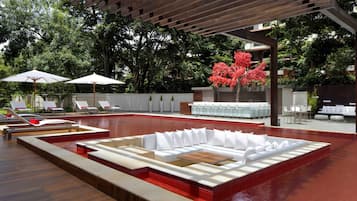 Piscine extérieure, parasols de plage, chaises longues