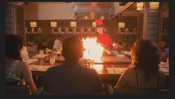 5 restaurantes; se sirven cenas y cocina internacional