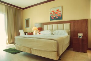 Minibar, Zimmersafe, Schreibtisch, laptopgeeigneter Arbeitsplatz