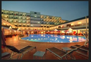 Hồ bơi ngoài tr ời phục vụ theo mùa, ghế dài tắm nắng 