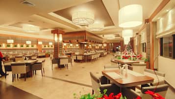 5 restaurants, dinner served, international cuisine