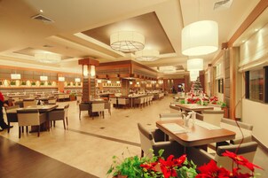 5 restaurantes, se sirve cena