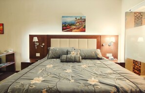 Minibar, caixa forta a l'habitació i escriptori 