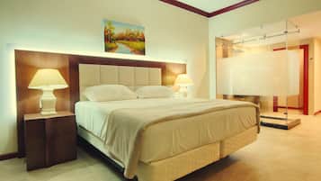 ミニバー、セーフティボックス (室内)、デスク、ノートパソコン用作業スペース