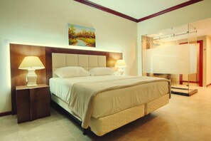 Minibar, safe på rommet, skrivebord og skrivebord for bærbar PC