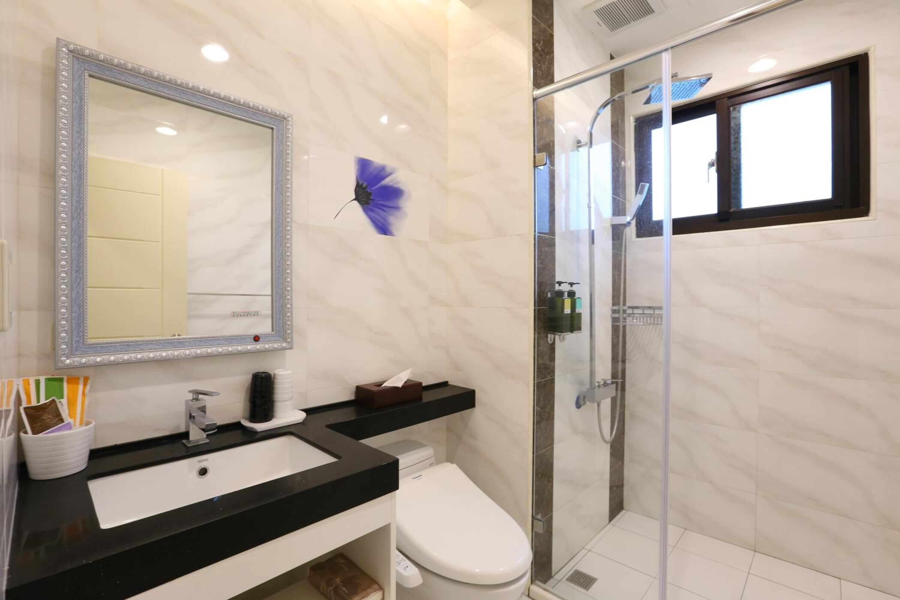 shower, rainfall showerhead, free toiletries, hair dryer