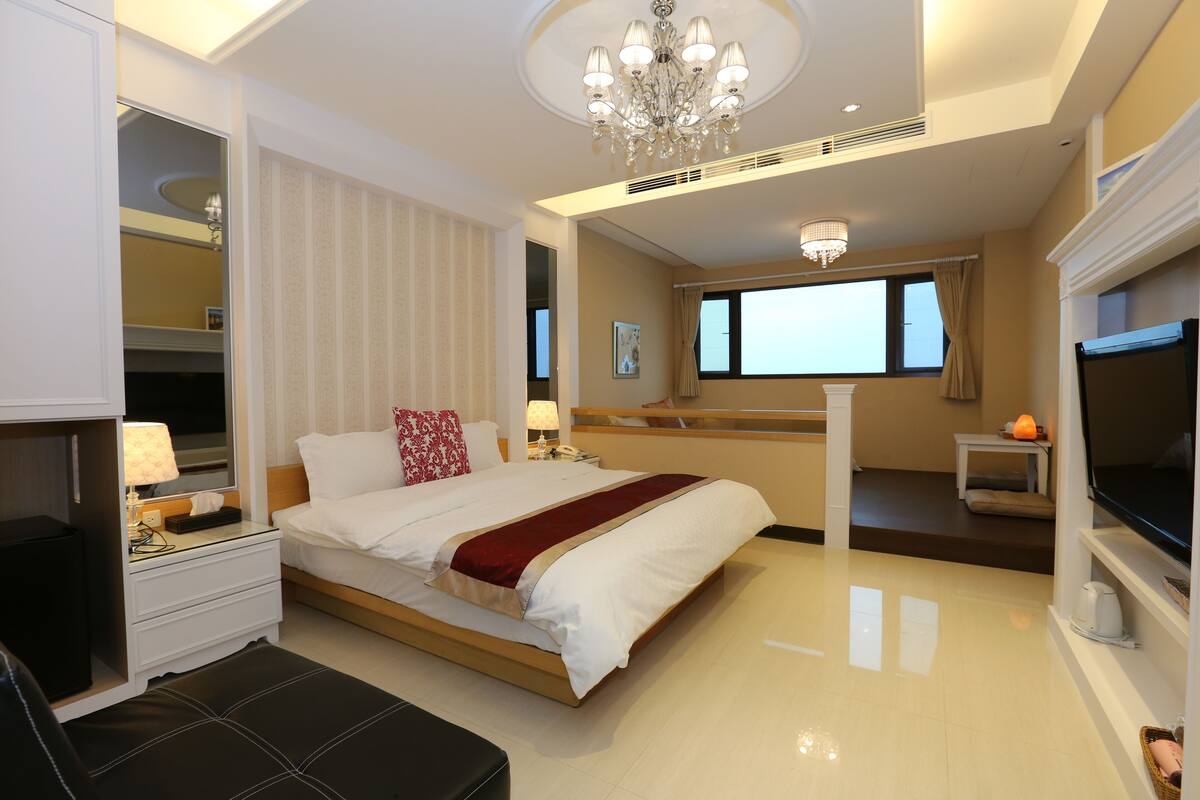 family room | 1 bedroom, premium bedding, down duvets, select comfort beds