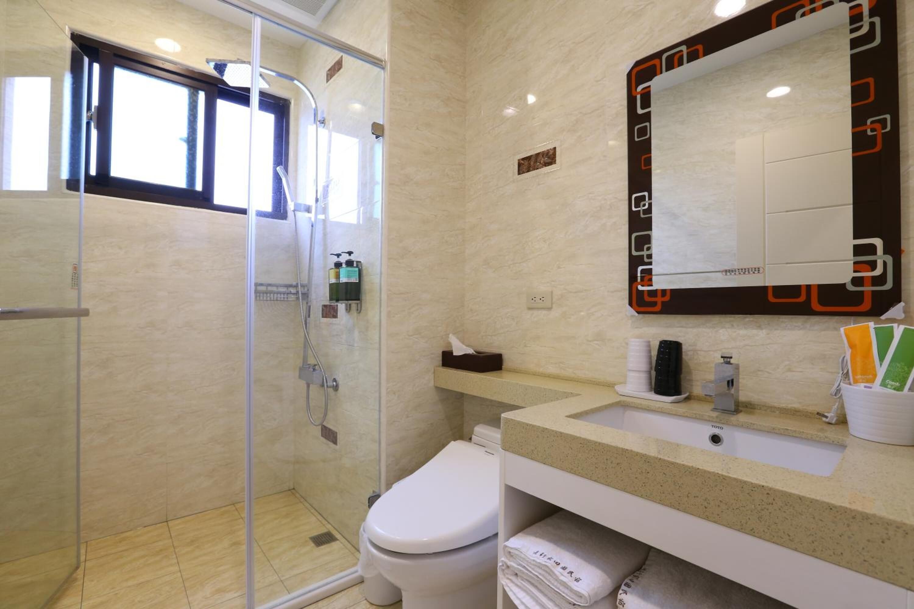 shower, rainfall showerhead, free toiletries, hair dryer