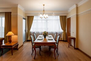 Suite Exécutive | Bureau, Wi-Fi gratuit, draps fournis