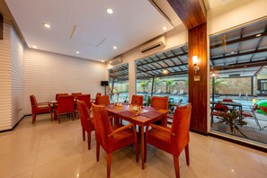 Breakfast, lunch, dinner served; international cuisine 