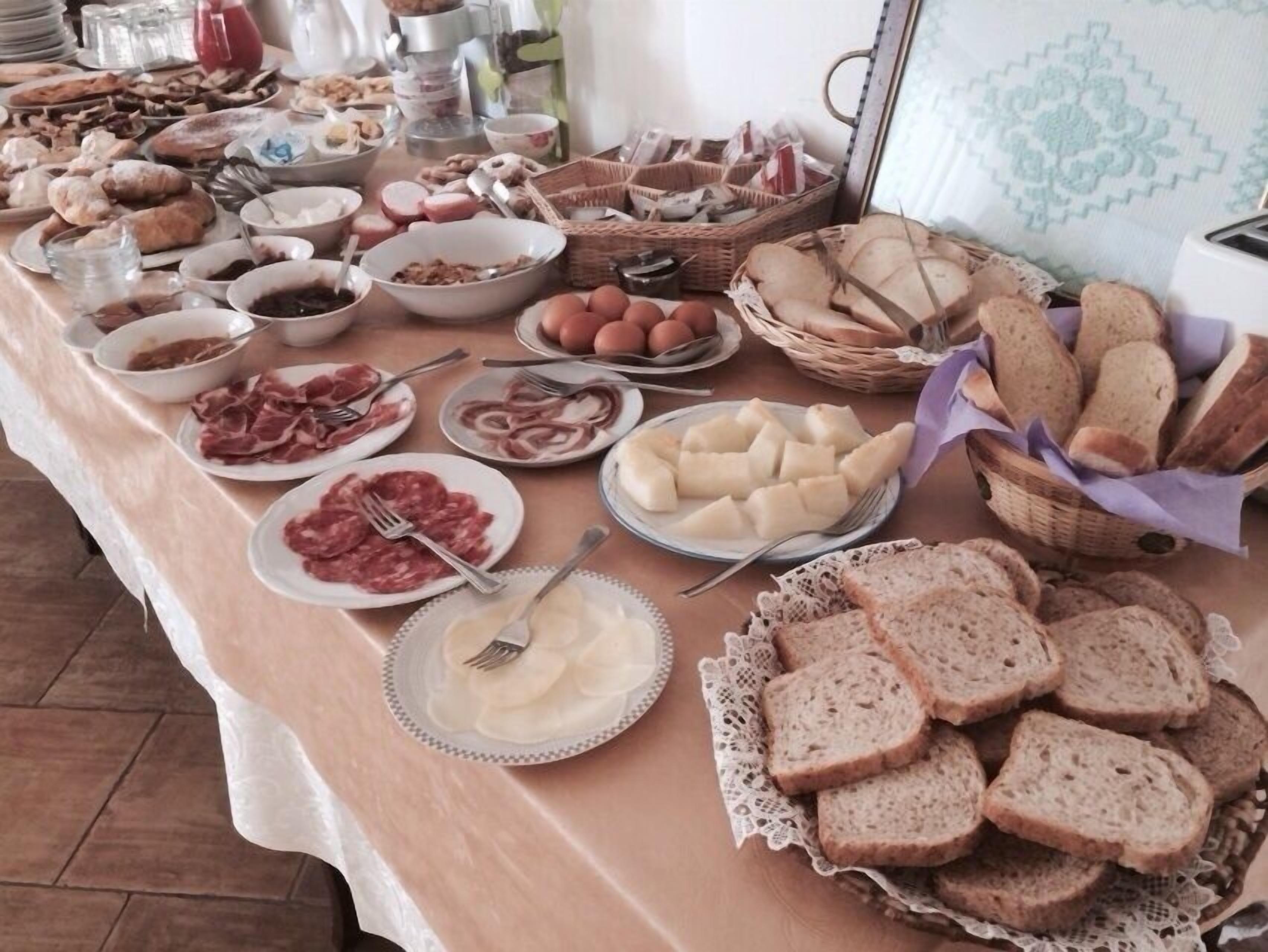 Tägliches inbegriffenes kontinentales Frühstück