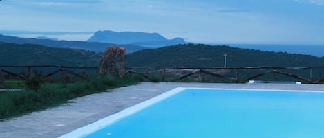 Piscina all'aperto, una piscina a sfioro