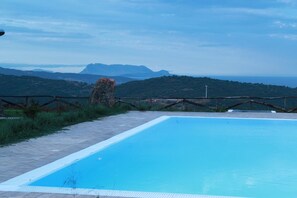 Een buitenzwembad, een infinity pool