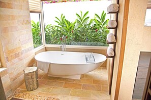 Separate bathtub and shower, deep-soaking bathtub, free toiletries