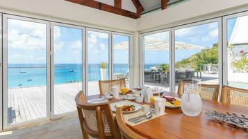 Full-size fridge, microwave, stovetop, dishwasher