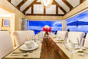 Grand réfrigérateur, micro-ondes, plaque de cuisson, lave-vaisselle