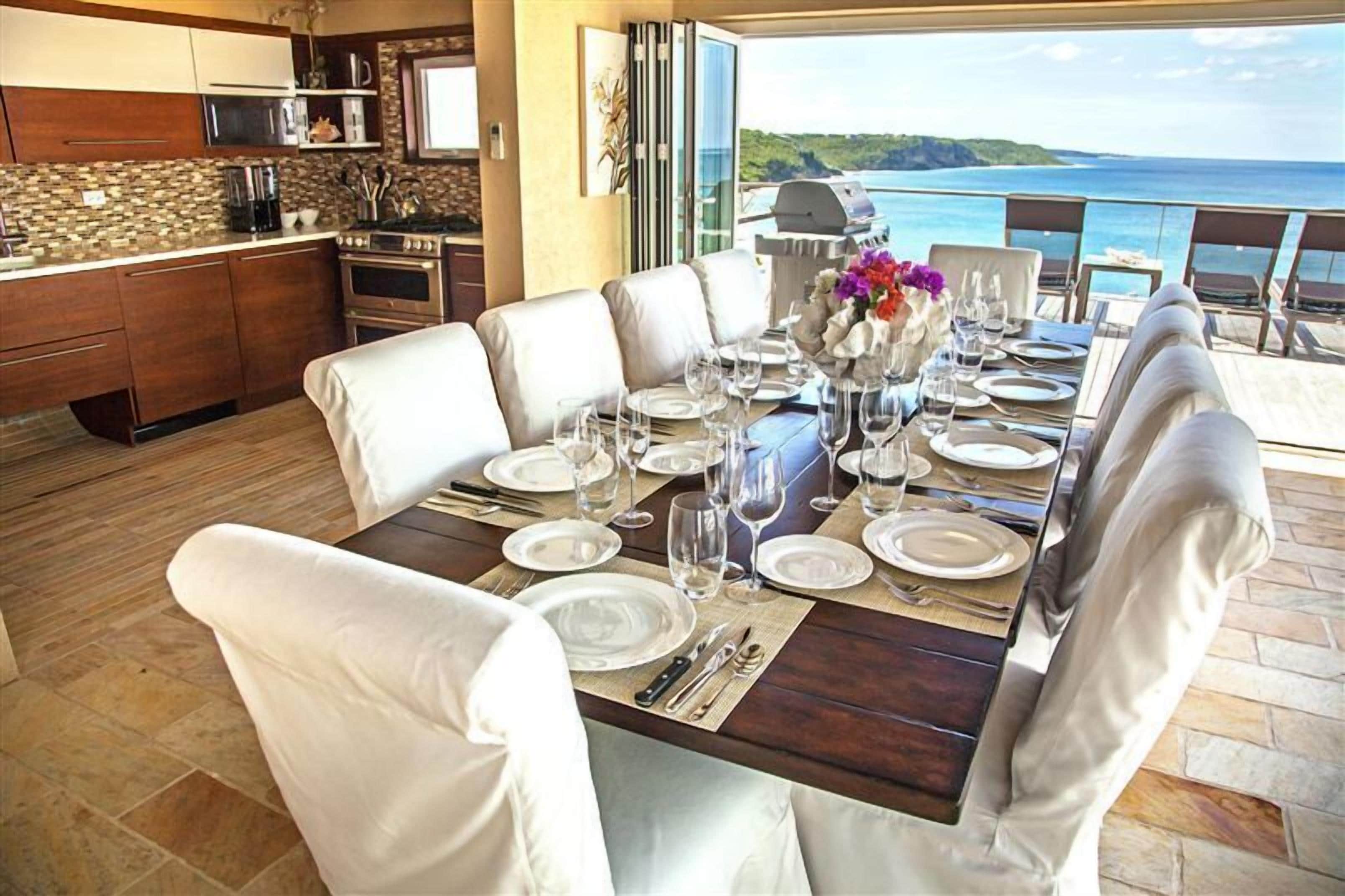 Full-size fridge, microwave, stovetop, dishwasher