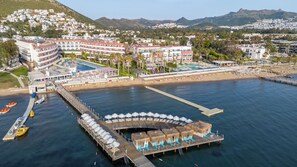 Einkaströnd, sólbekkir, sólhlífar, strandhandklæði