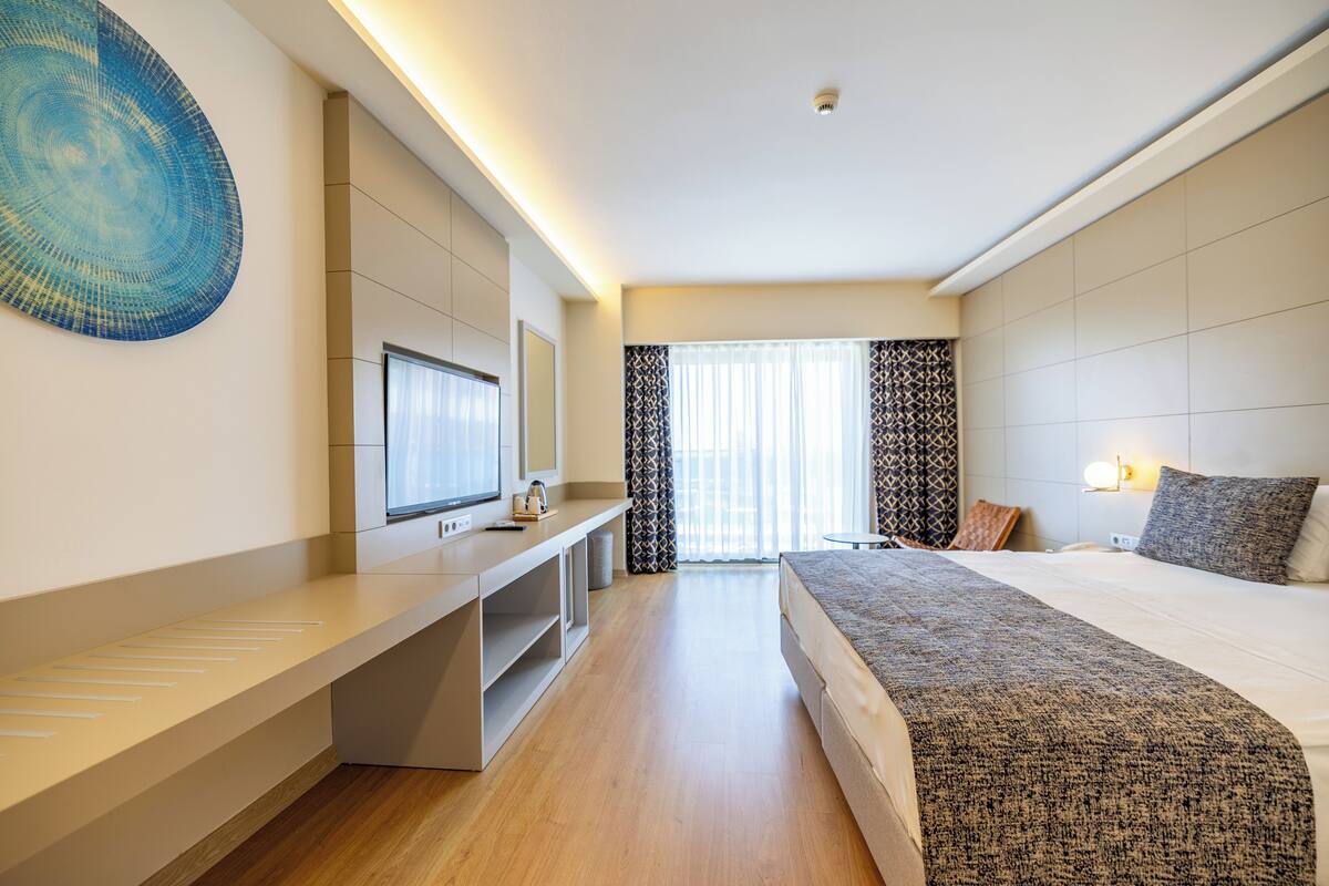 Standard Room, 1 Bedroom, Sea Facing | Minibar, in-room safe, soundproofing, free cots/infant beds