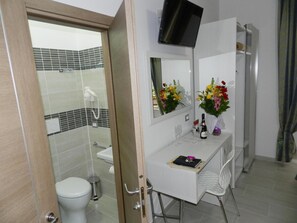 Shower, free toiletries, hair dryer, towels - Vatican Rome B&B (Rome)