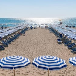 Plage privée, sable blanc, beach-volley, bar de plage