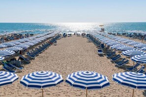 Plage privée, sable blanc, beach-volley, bar de plage
