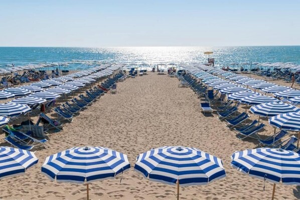 شاطئ خاص، رمال بيضاء، كرة طائرة على الشاطئ، بار على الشاطئ