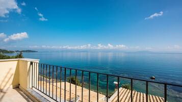 Camera tripla, vista mare | 1 camera, una cassaforte in camera, Wi-Fi gratuito, lenzuola