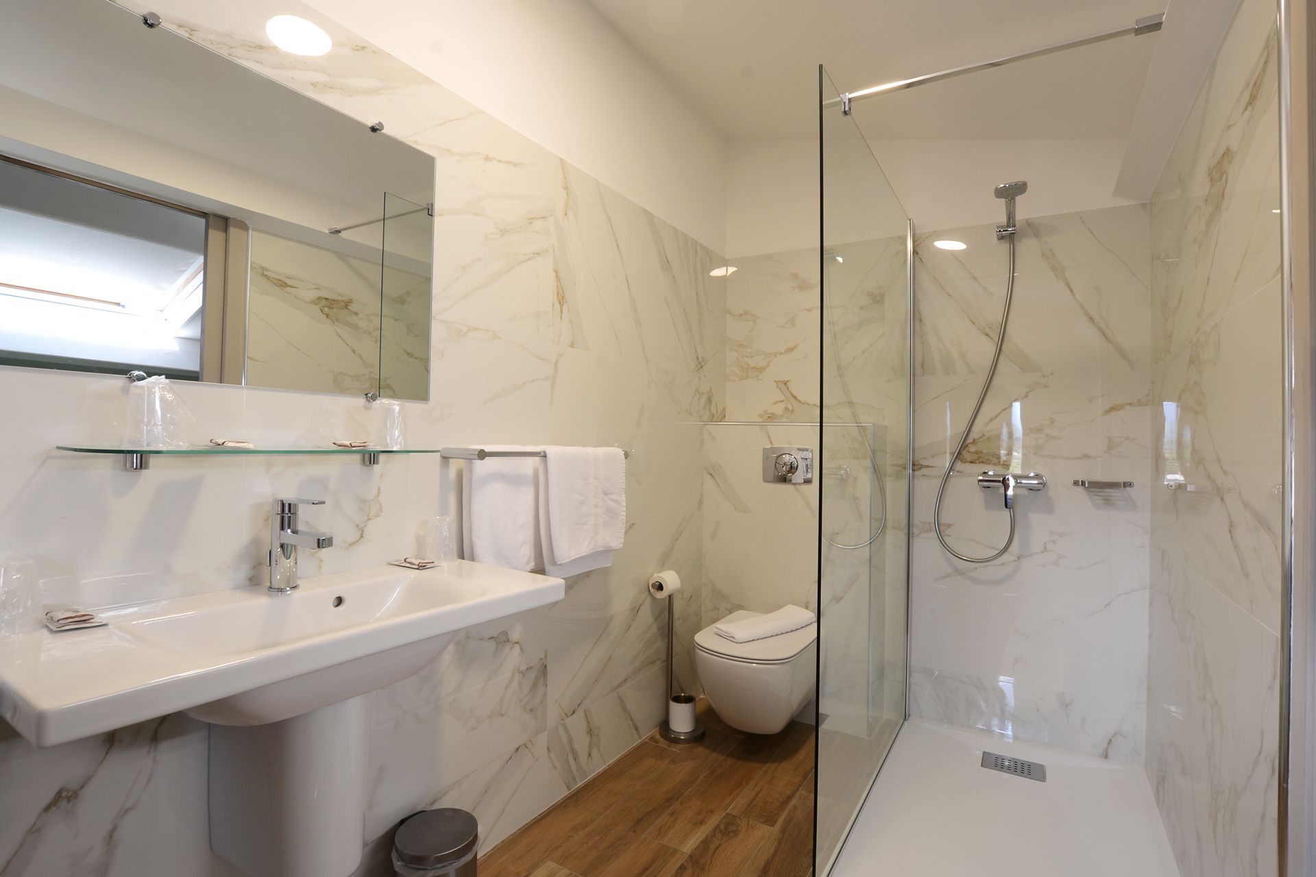 standard quadruple room | bathroom | shower, free toiletries, hair dryer, towels