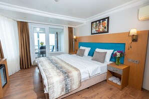 Minibar, individually decorated, individually furnished, desk - Seatanbul Hotel (Istanbul)