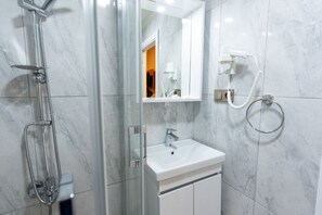 Double Room with Street View, No Smoking | Bathroom | Shower, rainfall showerhead, free toiletries, hair dryer - Seatanbul Hotel (Istanbul)