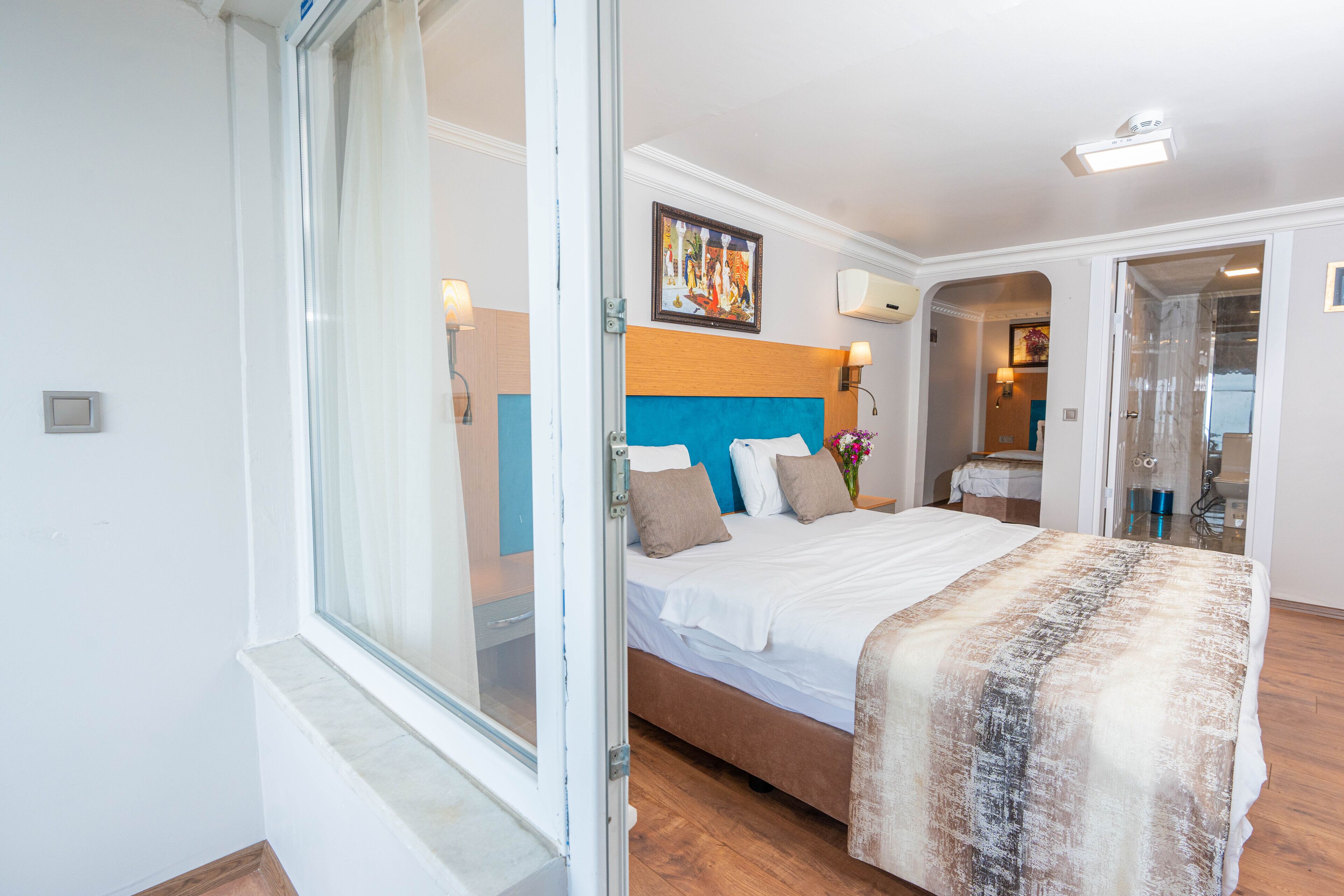 Triple Room with Sea View and Balcony | Minibar, desk, laptop workspace, soundproofing