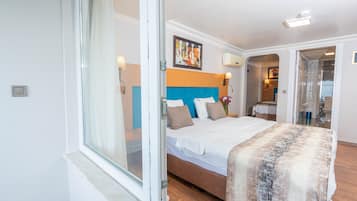 Triple Room with Sea View and Balcony | Minibar, desk, laptop workspace, soundproofing