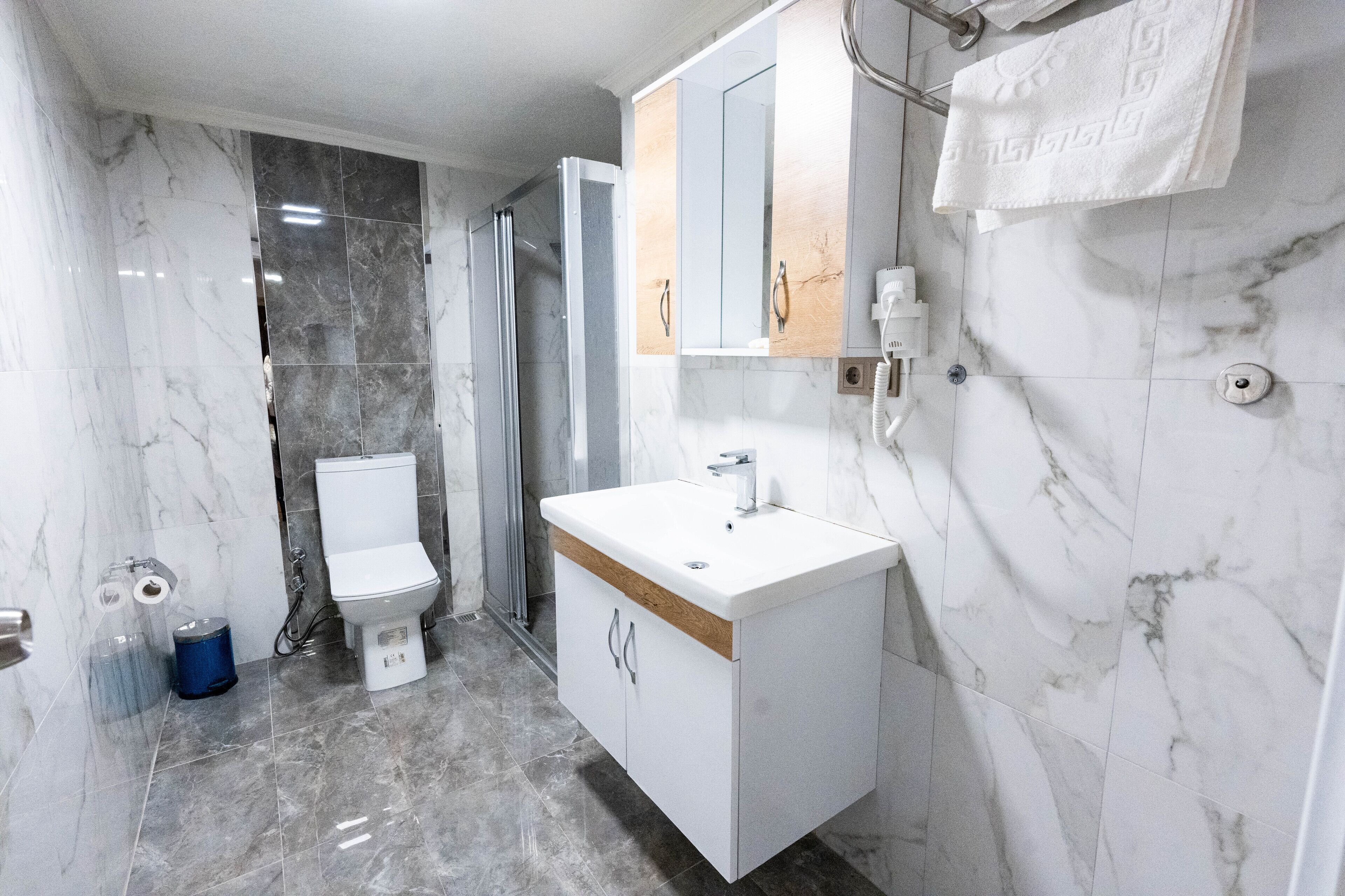 triple room with sea view and balcony | bathroom | shower, rainfall showerhead, free toiletries, hair dryer
