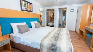 Triple Room with Sea View and Balcony | Minibar, Schreibtisch, laptopgeeigneter Arbeitsplatz