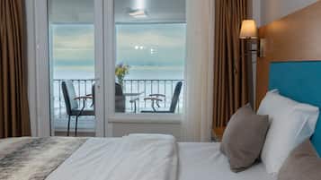 Triple Room with Sea View and Balcony | Wohnbereich | 32-Zoll-LCD-Fernseher mit Satellitenempfang, Fernseher