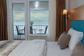 Triple Room with Sea View and Balcony | リビング エリア | 32 インチの液晶テレビ (衛星放送視聴可)、テレビ
