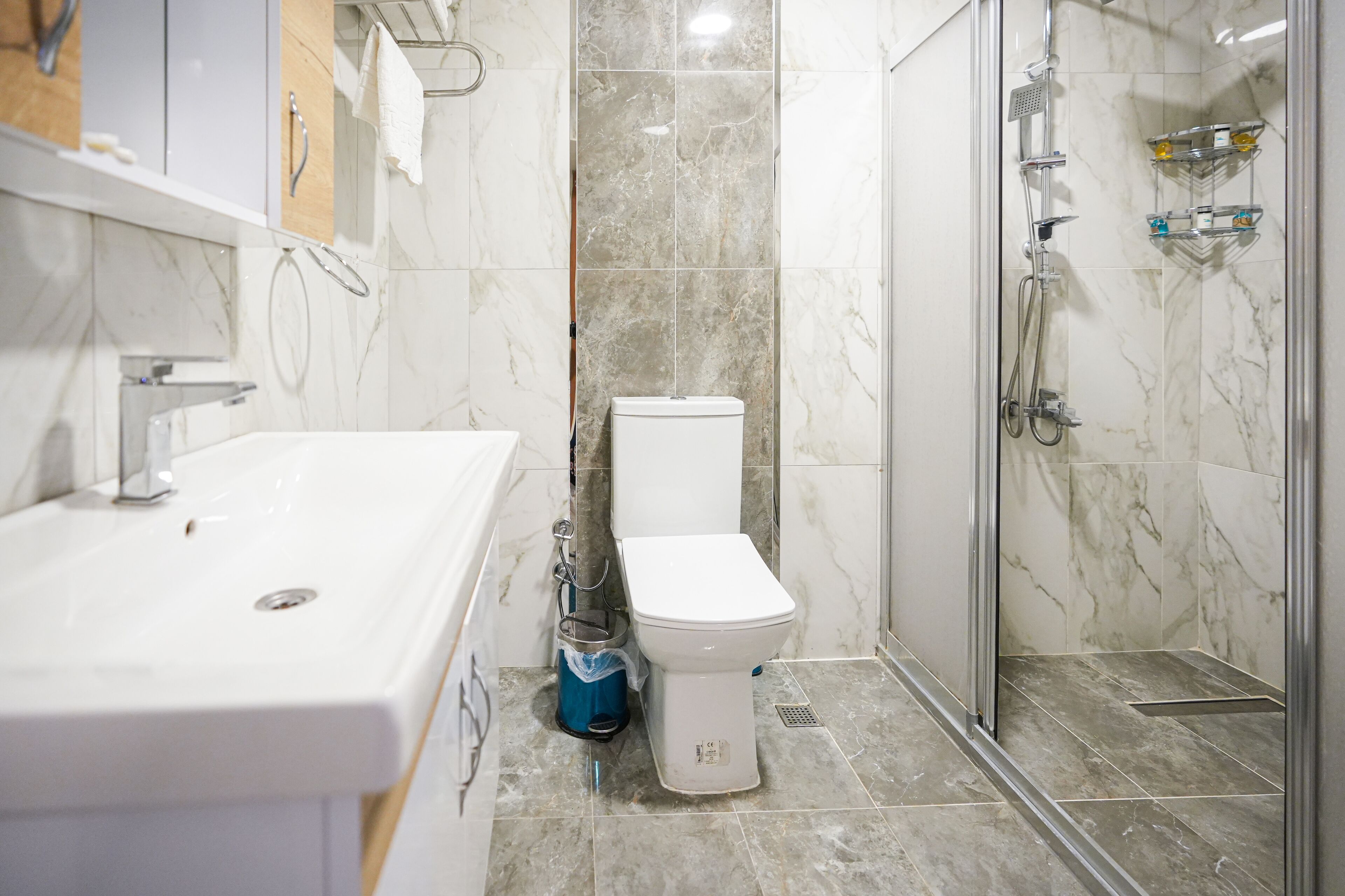 shower, rainfall showerhead, free toiletries, hair dryer