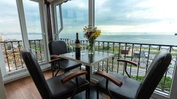 Triple Room with Sea View and Balcony | Minibar, individually decorated, individually furnished, desk