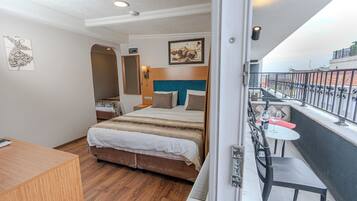 Double Room with Street View and Balcony | Terrasse/Patio