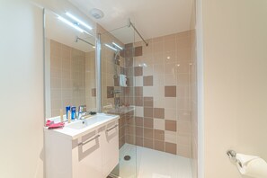 Dusche, kostenlose Toilettenartikel, Haartrockner, Handtücher