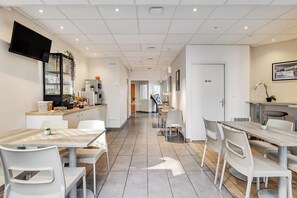Breakfast buffet - Montempô Apparthôtel Lyon Sud (Venissieux)