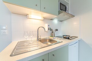 Réfrigérateur, micro-ondes, plaque de cuisson