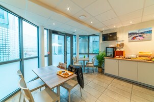 Petit déjeuner buffet (9 EUR par personne)