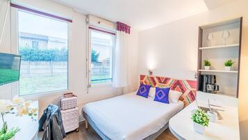 Standaard studio, 1 tweepersoonsbed (Lit Double) | Een kluis op de kamer, individueel gemeubileerd, een bureau